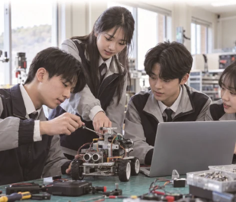 학생들의 로봇 실습 활동